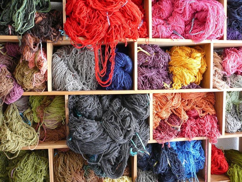 File:Dyed wool - Salinas.jpg