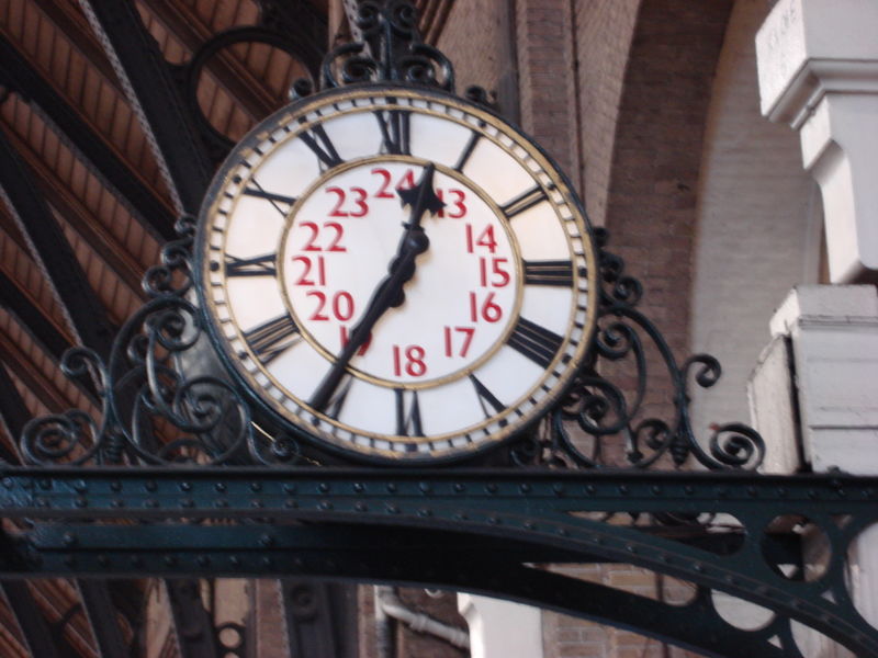 File:Clock in Kings Cross.jpg